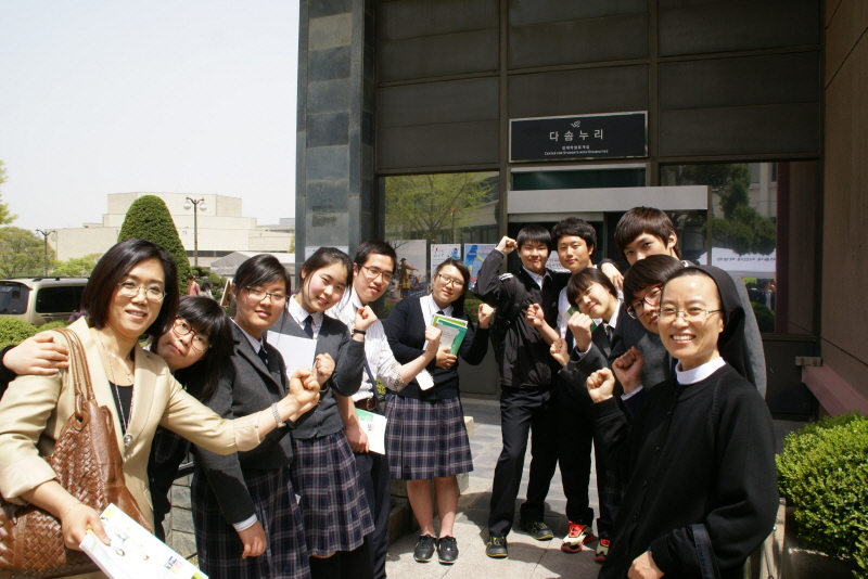 서울대학교 휴게실에서 찍었어요.