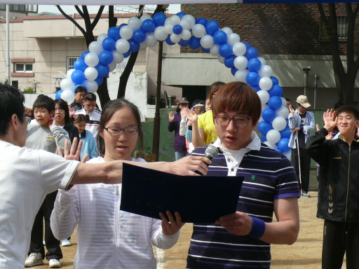 고등부 2학년 연수범, 고등부 1학년 이인혜 학생이 대표선서를 하고 있습니다.