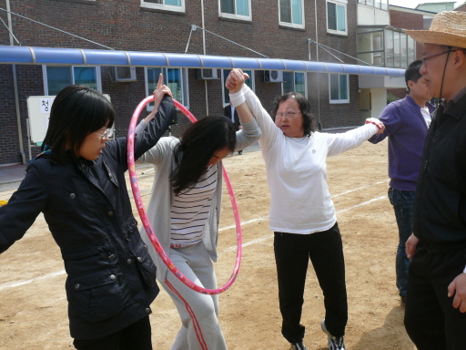 중등부, 전공과 학생들이 열심히 '훌라후프 릴레이' 경기를 하고 있습니다.