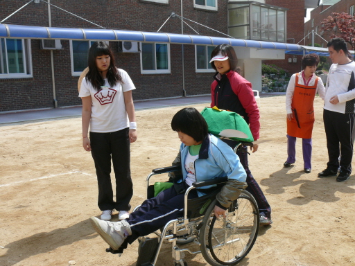 중등부 중복반 학생들이 열심히 '달려라 거북이' 경기를 하고 있습니다.