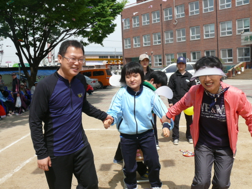 중등부 중복반 학생들이 열심히 '달려라 거북이' 경기를 하고 있습니다.