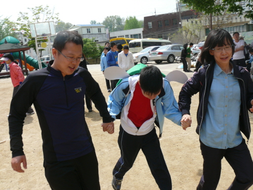 중등부 중복반 학생들이 열심히 '달려라 거북이' 경기를 하고 있습니다.