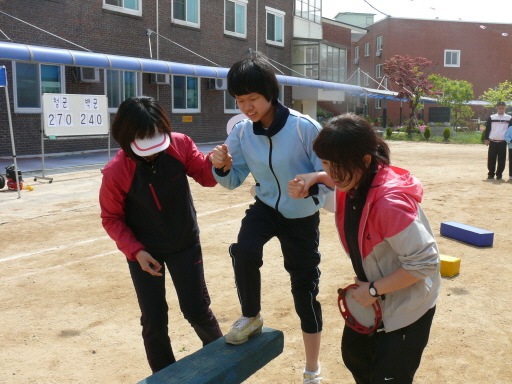 중등부 중복반 학생들이 열심히 '달려라 거북이' 경기를 하고 있습니다.