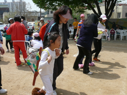 유,초등부 학생들이 열심히 '선녀와 나무꾼' 경기를 하고 있습니다.