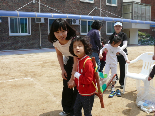 유,초등부 학생들이 열심히 '선녀와 나무꾼' 경기를 하고 있습니다.