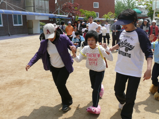 유,초등부 학생들이 열심히 '선녀와 나무꾼' 경기를 하고 있습니다.