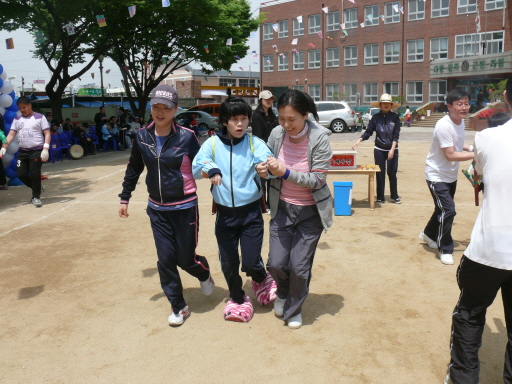 유,초등부 학생들이 열심히 '선녀와 나무꾼' 경기를 하고 있습니다.