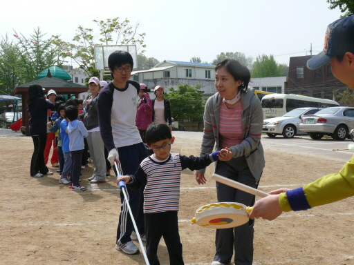 유,초등부 학생들이 열심히 '줄잡고 달리기' 경기를 하고 있습니다.