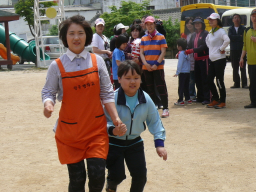 학부모님들과 유,초등부 학생들이 열심히 '독도는 우리 땅' 경기를 하고 있습니다.