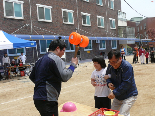 학부모님들과 유,초등부 학생들이 열심히 '독도는 우리 땅' 경기를 하고 있습니다.