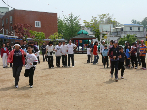 학부모님들과 유,초등부 학생들이 열심히 '독도는 우리 땅' 경기를 하고 있습니다.