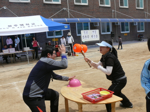 학부모님들과 유,초등부 학생들이 열심히 '독도는 우리 땅' 경기를 하고 있습니다.