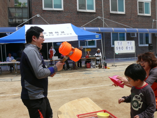 학부모님들과 유,초등부 학생들이 열심히 '독도는 우리 땅' 경기를 하고 있습니다.