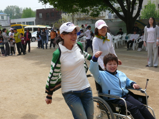 학부모님들과 유,초등부 학생들이 열심히 '독도는 우리 땅' 경기를 하고 있습니다.