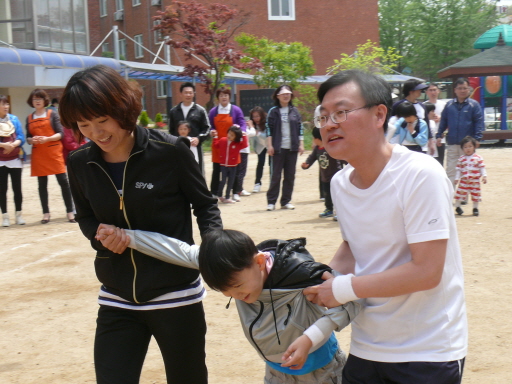 학부모님들과 유,초등부 학생들이 열심히 '독도는 우리 땅' 경기를 하고 있습니다.