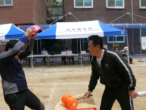 학부모님들과 유,초등부 학생들이 열심히 '독도는 우리 땅' 경기를 하고 있습니다.