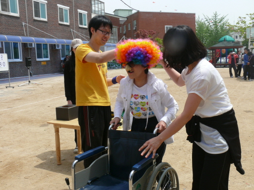 중등부 중복반 학생들이 열심히 '멋쟁이 달리기' 경기를 하고 있습니다.