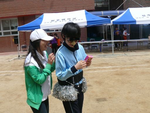 중등부 중복반 학생들이 열심히 '멋쟁이 달리기' 경기를 하고 있습니다.