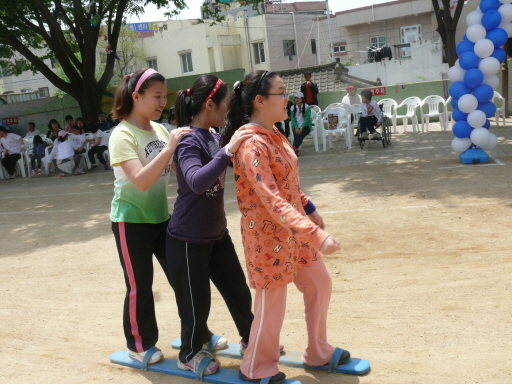 중등부, 전공과 학생들이 열심히 '3인 2각 릴레이' 경기를 하고 있습니다.