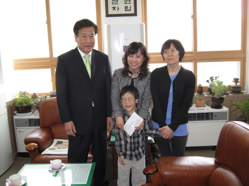 교장선생님, 김재현 학생, 김재현 학생 어머니의 모습입니다.