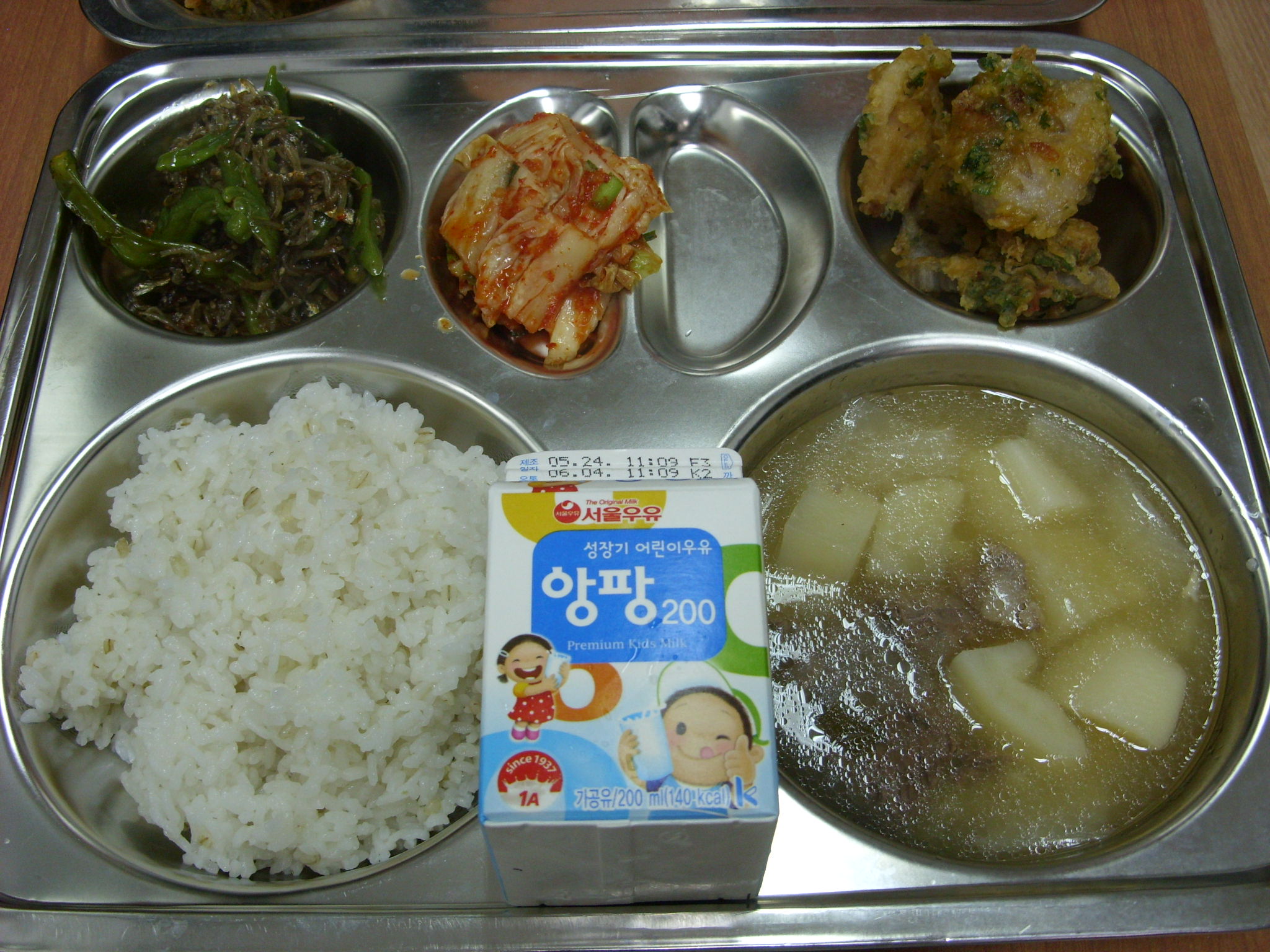 쌀보리밥, 쇠고기감자국, 멸치꽈리고추볶음, 새우맛연근튀김, 배추김치, 우유