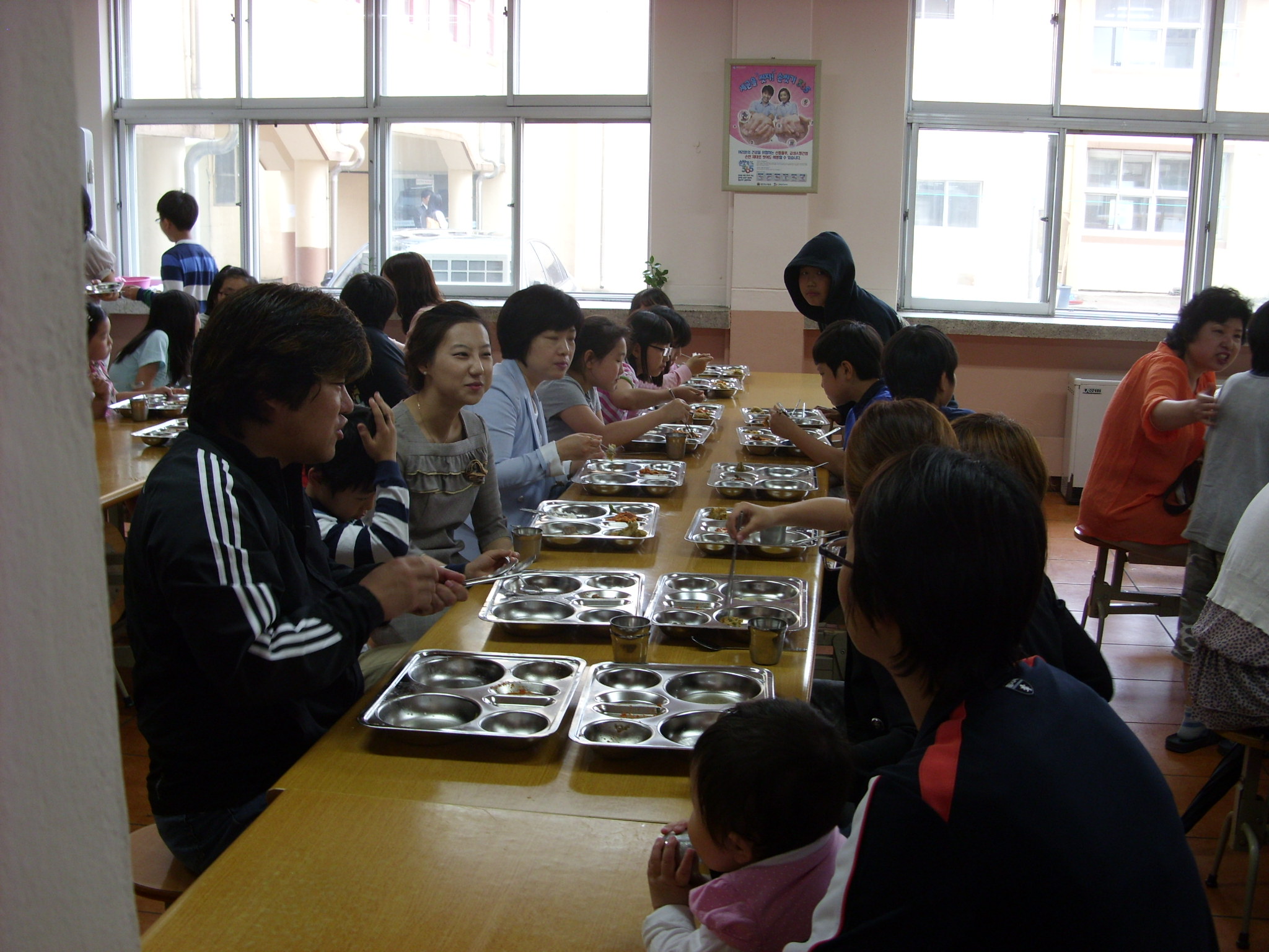 담임선생님과 함께 학교급식 시식