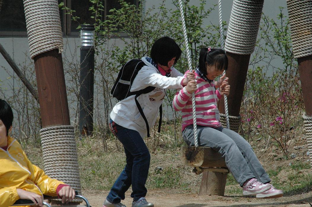 서로 도와가며 그네를 타는 선미와 미리의 모습입니다.