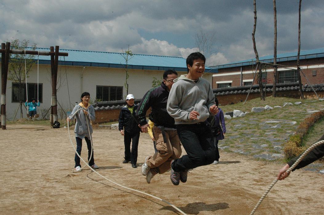 희수와 남기천 선생님의 힘찬 줄넘기 모습입니다.