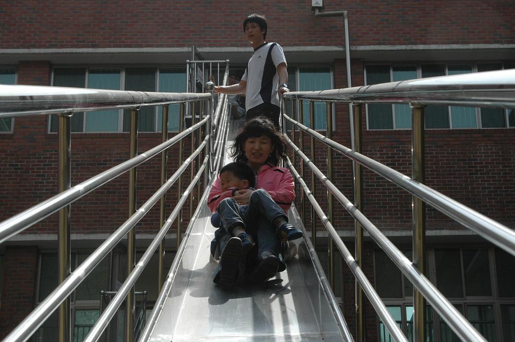 3층 대피로를 통한 김창희 선생님과 오제선 학생의 대피 모습입니다.