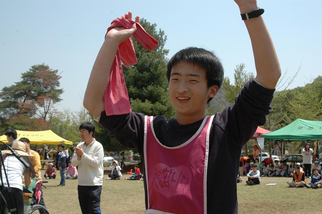 백팀의 승리에 환호하는 김록수 학생의 모습입니다.
