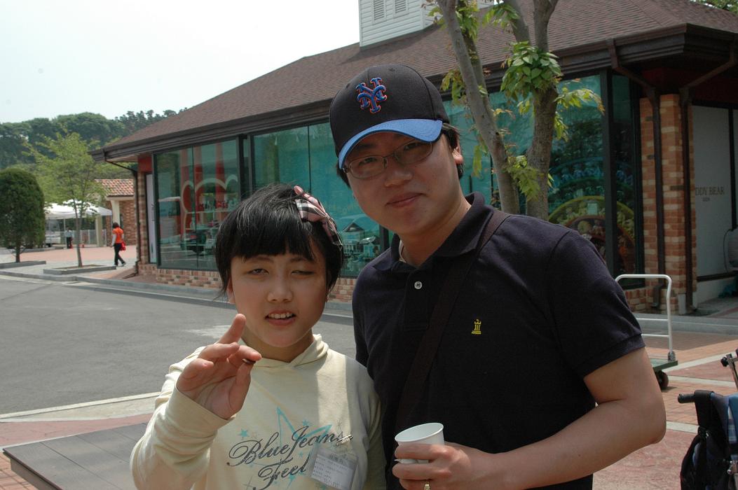 최동찬 선생님과 이혜미 학생의 모습입니다.