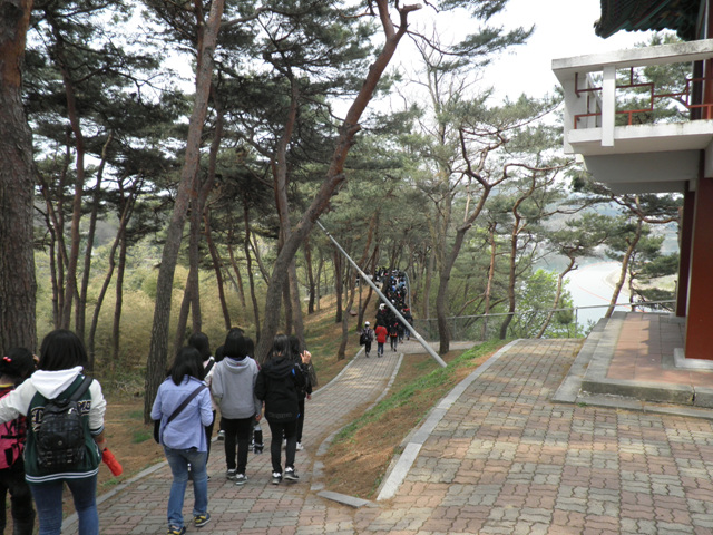 열두대 서남쪽에는 대흥사라는 절이 자리하고 있는데, 그곳으로 연결되는 길이 참 좋다. 솔숲과 대숲이 어우러져 있다. 보기만 해도 시원하지만, 그 안에 들면 더할 나위가 없다. 대흥사는 진흥왕 때 용흥사가 있었던 곳에 1956년 새로 재건된 절이다. 용흥사는 고려 때, 거란족의 침입으로 소실되었다. 