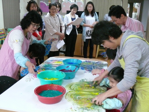 학부모님들이 슬기반 수업을 참관하는 장면입니다. 