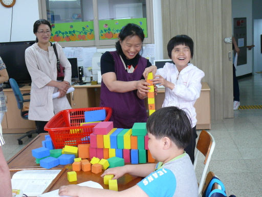 학부모님들이 초등부 6학년 수업을 참관하는 장면입니다. 