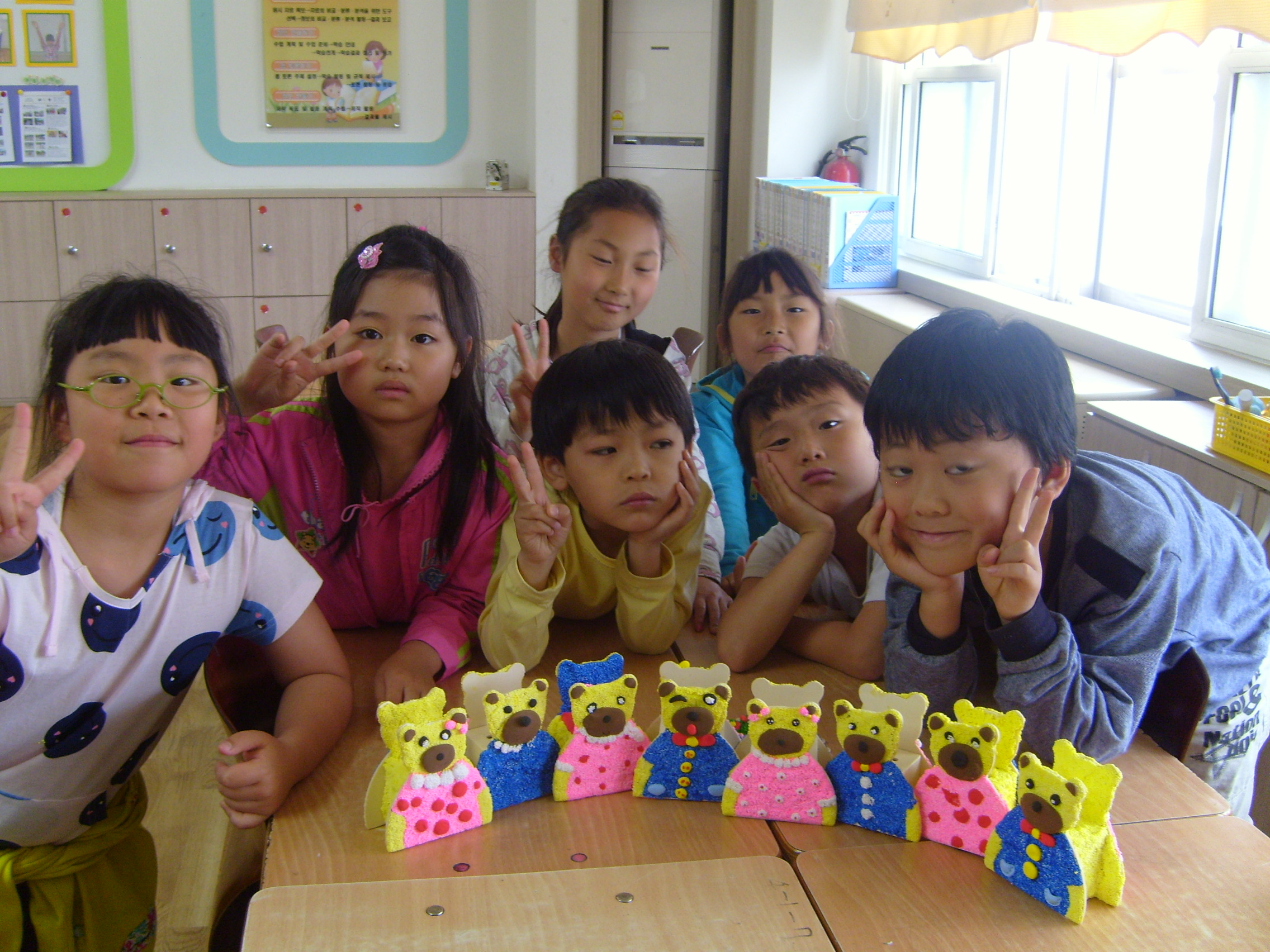 곰돌이 저금통 완성 후 작품과 함께 ~~~~~~~~~한컷......