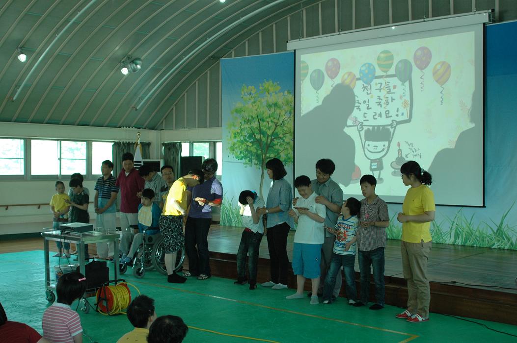 6월에 축일을 맞이한 학생들의 축하잔치 모습입니다.