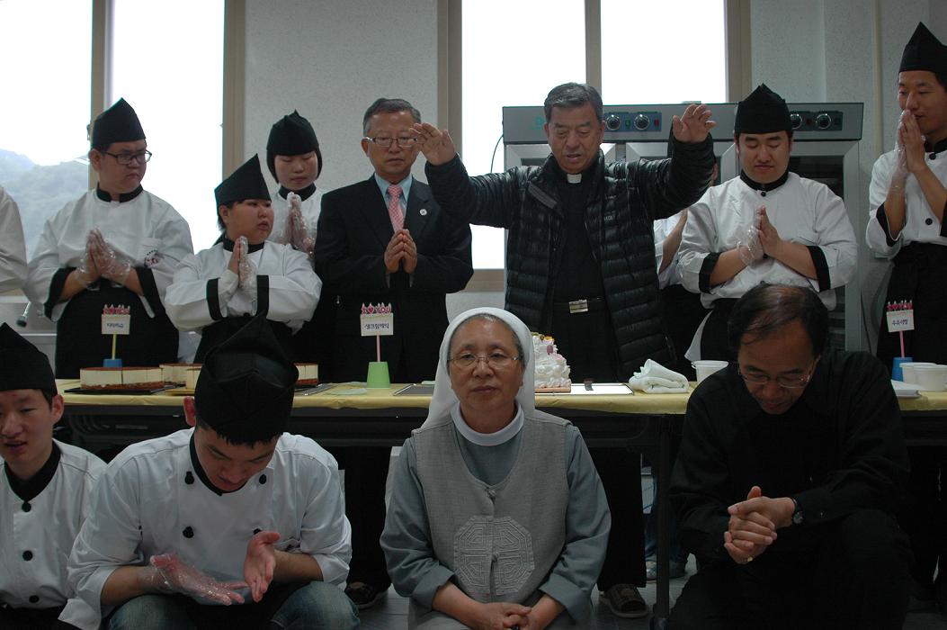 오웅진신부님께서 꽃동네학교기업 발전을 위한 기도를 하시는 모습입니다. 