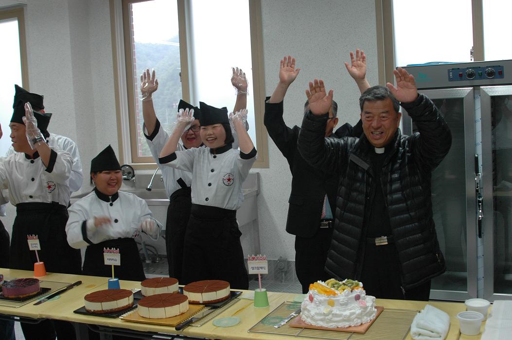 꽃동네학교기업 발전을 위한 만세삼창 모습입니다.