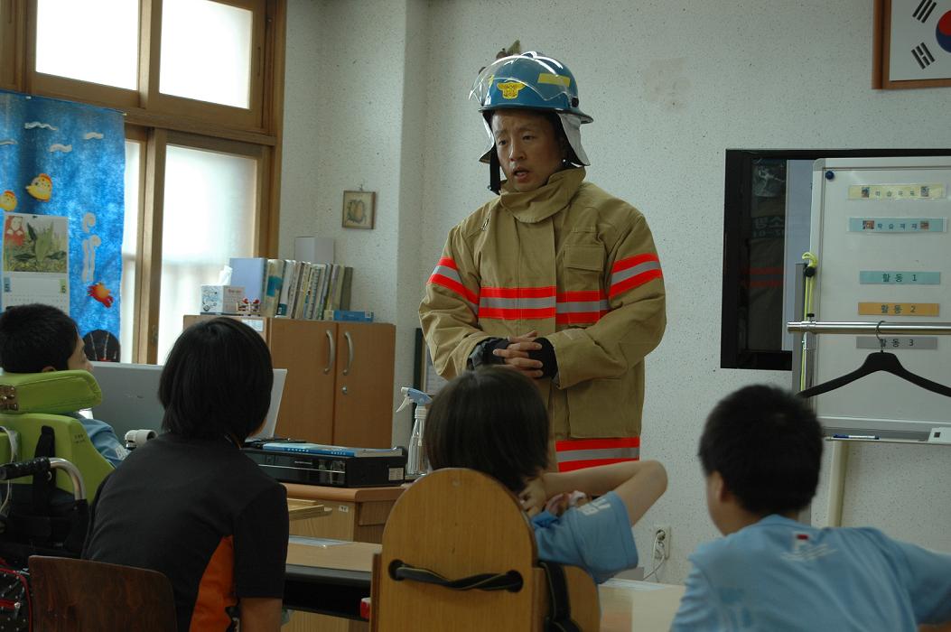 소방관으로 변신하신 하종만 선생님 모습입니다.