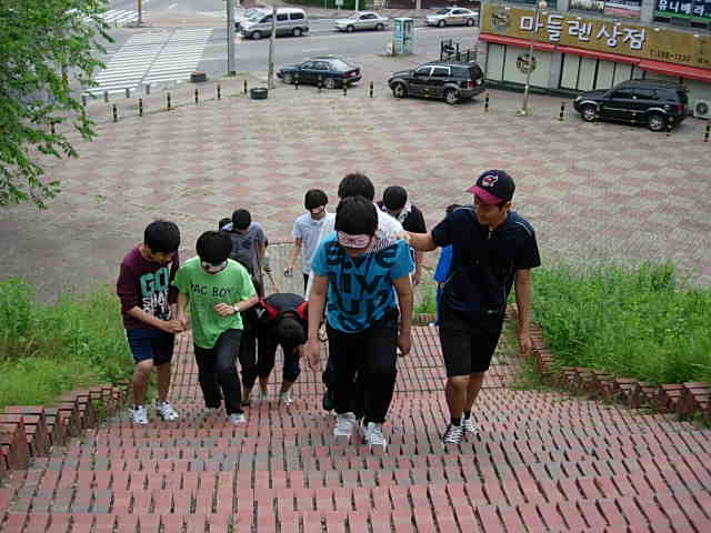 이해심과 배려심을 키우는 장님 놀이