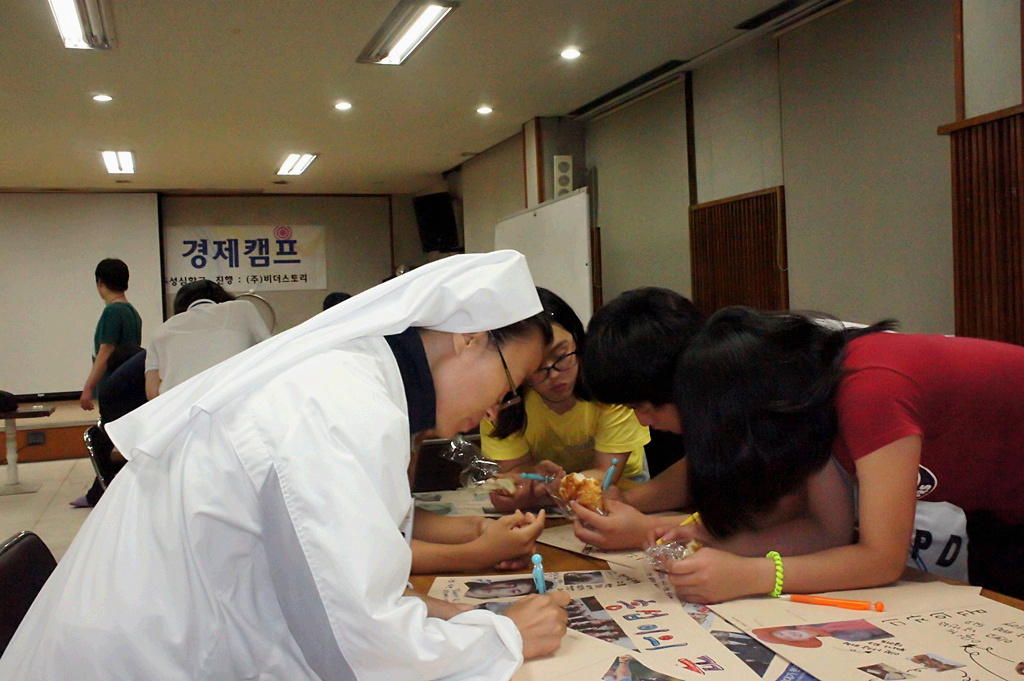 꿈 스케치에 격려의 말을 써주시는 문선희 수녀님