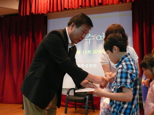 본교 학생의 동화구연하는 장면입니다.