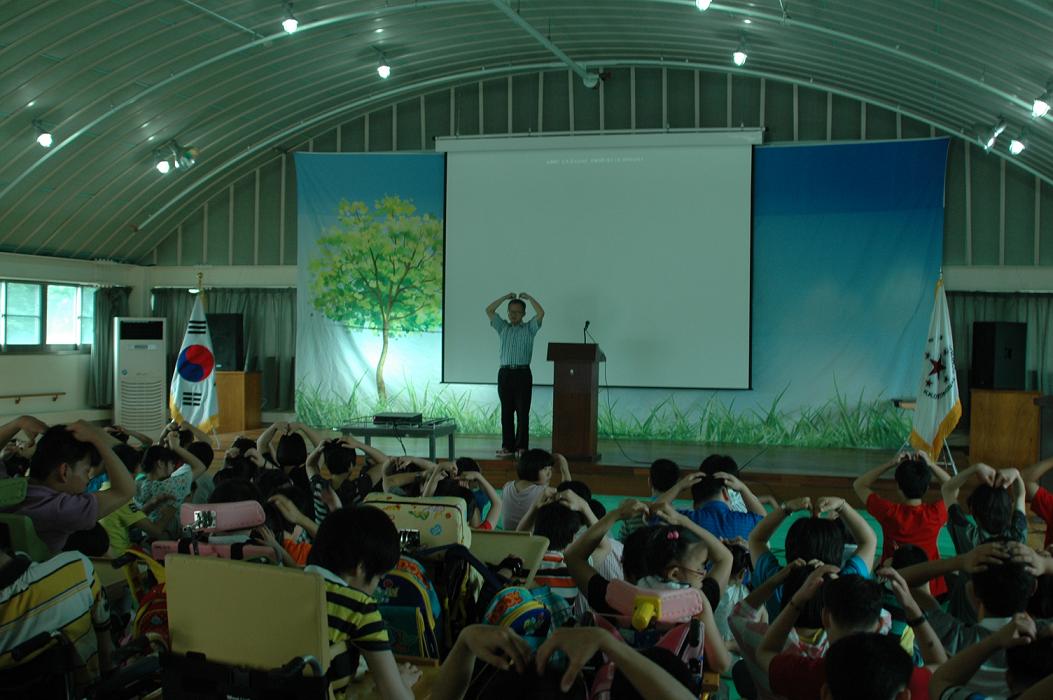 교장선생님께 '사랑합니다' 인사 모습입니다.