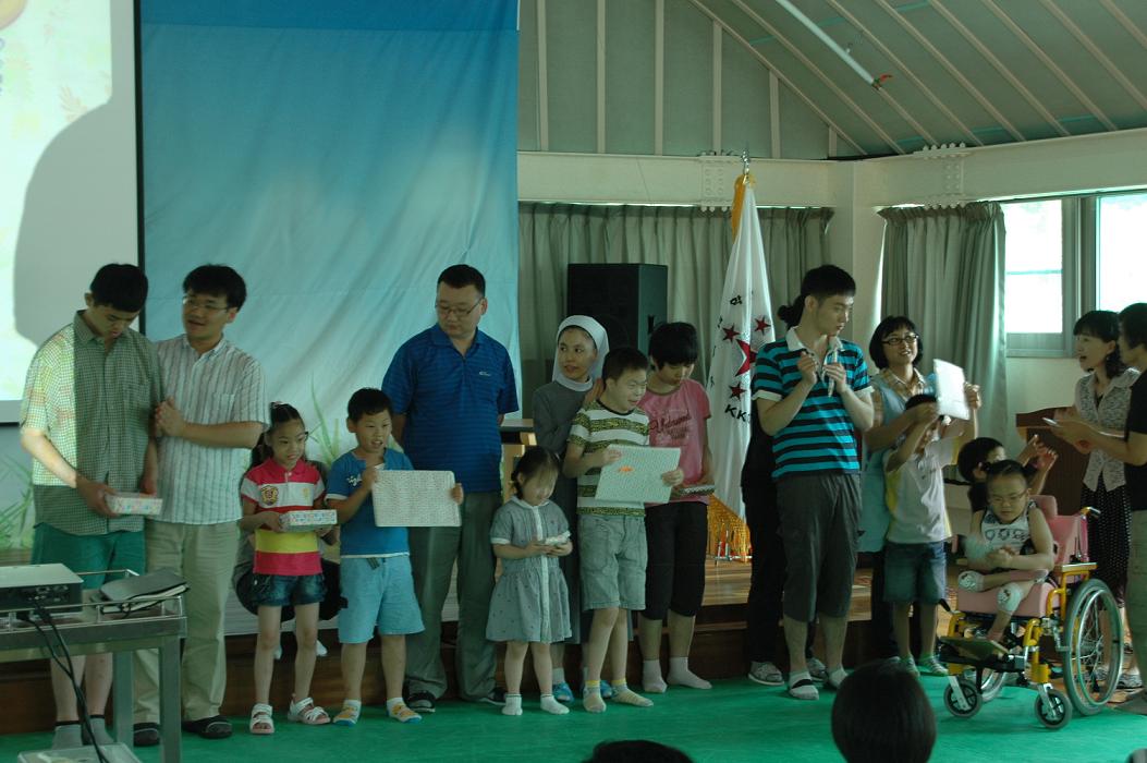 7월 축일을 맞이한 학생들을 축하하는 모습입니다.