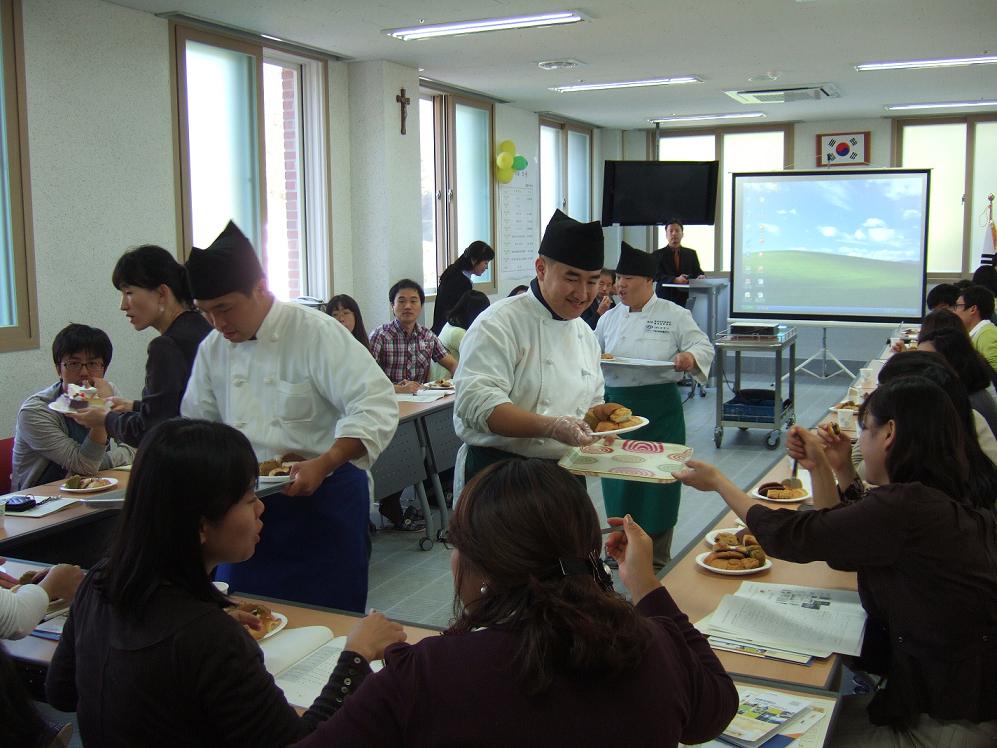 학교기업훈련실 빵의 시식 모습입니다.