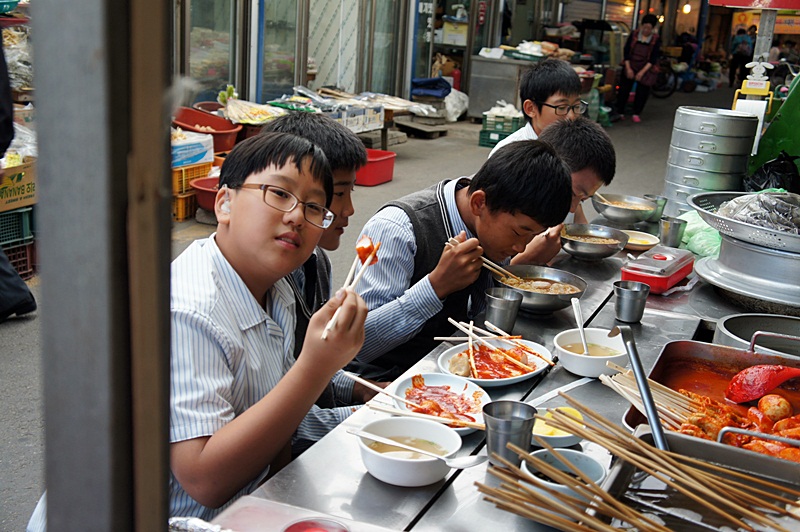 시장에서 간식 사서 먹었어요.