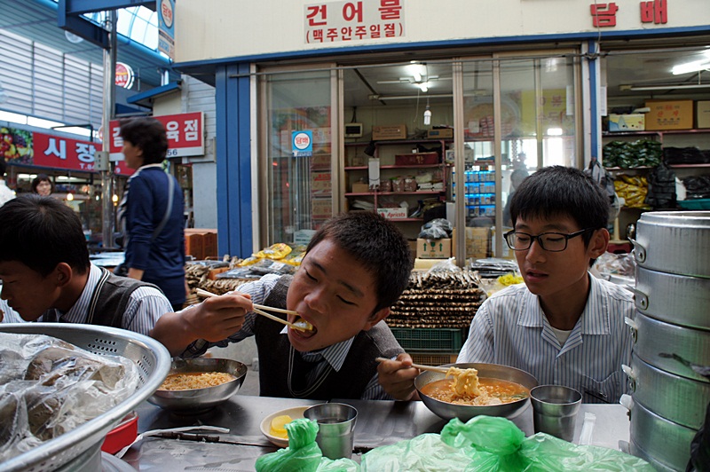 시장에서 간식 사서 먹었어요.