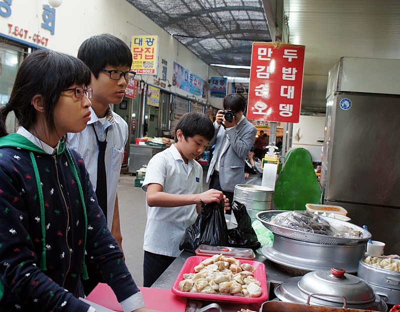 김밥과 오뎅도 구입하고...