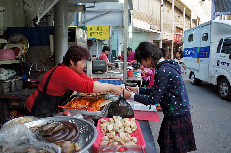 김밥과 오뎅, 순대를 구입하고 가격을 치뤘습니다.