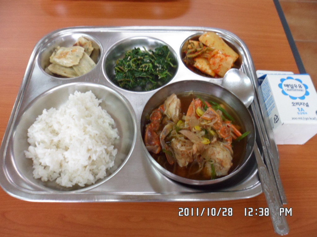 10.28(금) 쌀밥,해물찌개,만두구이,깨순볶음,알타리김치,우유